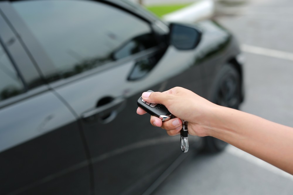 Hand,Holding,Button,On,The,Remote,Car,For,Close,And